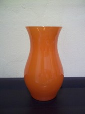 Particolare vaso vintage in vetro di colore arancione