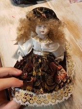 BAMBOLA  in PORCELLANA DI