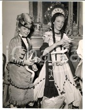1960 ca MILANO CARNEVALE Giovani donne in costume storico *Foto 18x24 cm