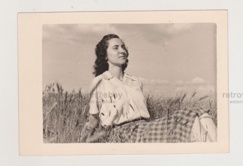 Giovane donna tra - , campi
