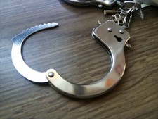 Manette con sicurezza - manette, in