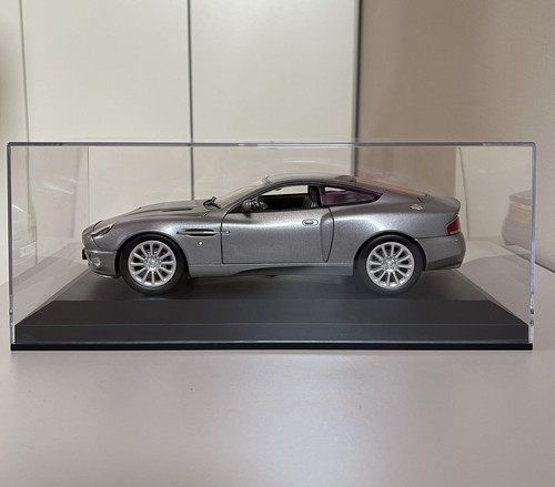 Aston martin v12 vanquish 007 - aston,
