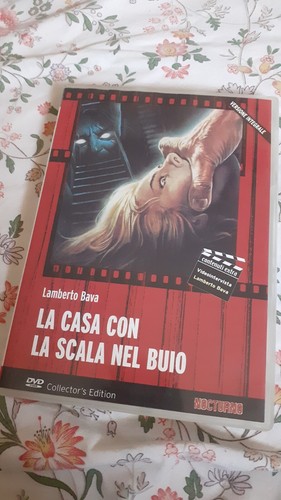 Casa con scala nel buio - la,