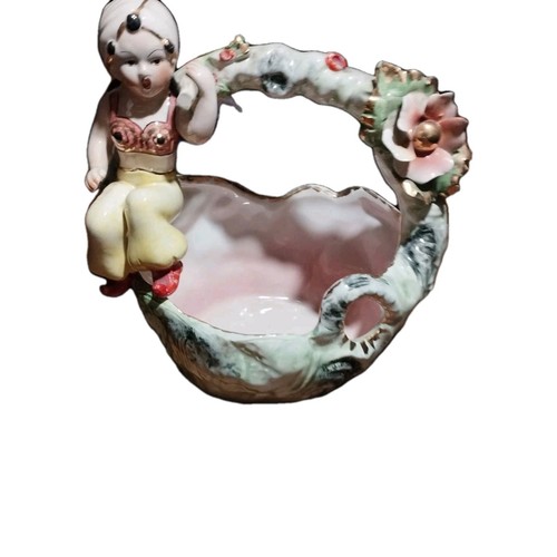 Figura con cesto - con, porcellana