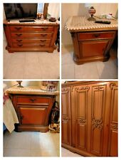 Camera da letto in legno di noce. Armadio (216x180), comò, due comodini.