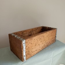 Vecchia mangiatoia in legno con inserti in ferro 