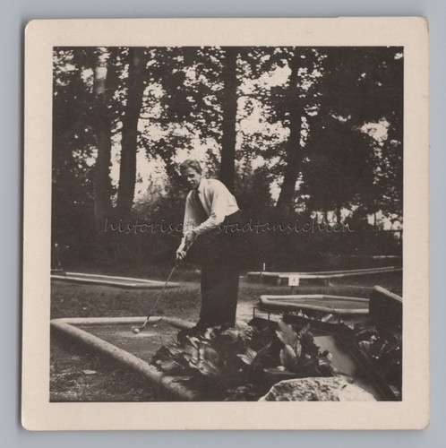 Ragazzo che gioca minigolf - a,