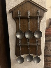 6 cucchiai di stagno, cucchiai da collezione su tavola di legno, lavagna di stag