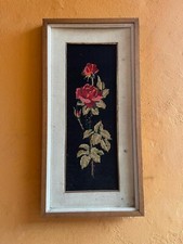 Vecchio quadro in tessuto ricamato raffigurante fiori