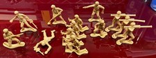 Lotto di 13 soldatini in plastica