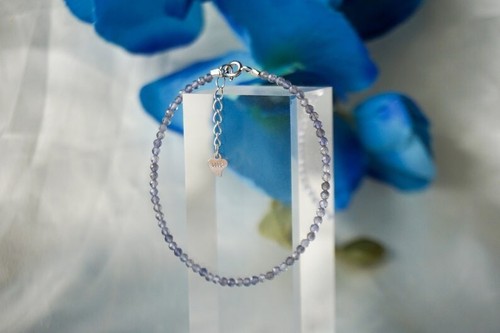 Delicati bracciali fatti - , a