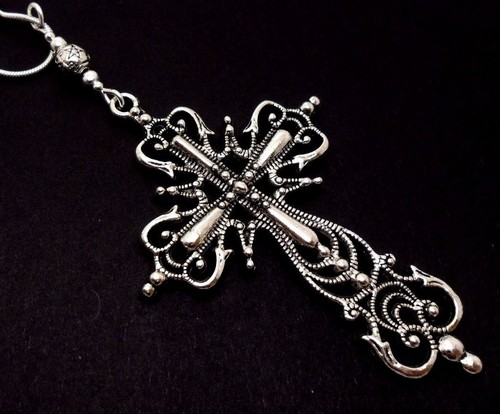 Una grande collana catena - una,