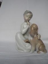 statuina porcellana Lladro che rappresenta un bimbo col suo cane