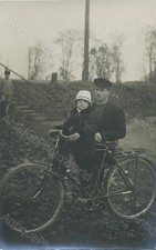 Uomo Con Bambino Su Bicicletta