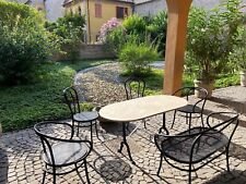 Arredamento da giardino. Set in ferro nero con tavolo in marmo, 4 sedie e panca