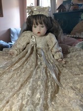 BAMBOLA IN PORCELLANA SEDUTA