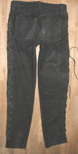 Uomo con lacci - lacci, jeans
