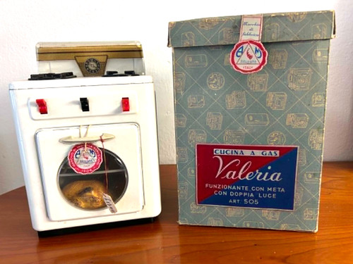 Cucina con fornello della