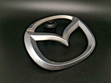 MAZDA 95MM LOGO SCUDO SIGLA EMBLEMA FREGIO STEMMA SCRITTA TARGHETTA BADGE PLACCA