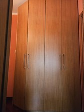 Armadio in legno massello , usato come nuovo. 