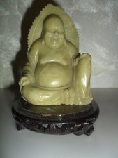 Buddha cinese sul trono in
