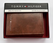Portafoglio uomo Tommy Hilfiger in vera pelle a tre scomparti con logo in metallo marrone RFID