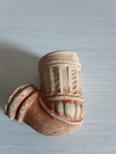 Antica Pipa In Terracotta Con Decorazioni In Rilievo.