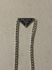 Collana PRADA: Elegante collana unisex a catena con ciondolo triangolare