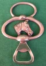 VECCHIO CAVATAPPI ARTISTICO A FORMA DI STAFFA PER CAVALLO OTTONE CROMATO. N° 64N
