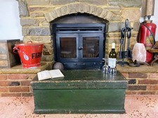 Vecchia cassapanca antica in pino, baule portaoggetti vintage in legno, scatola coperta, tavolino.