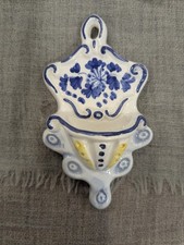 piccola acquasantiera in ceramica dipinta a mano con fiori blu