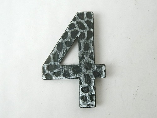 Numero civico quattro in - "4",