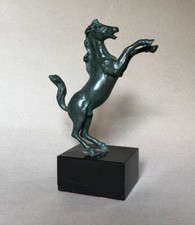 Cheval cabré à la queue