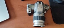 Fotocamera analogica Nikon F55 grigia conpresa di obbiettivo Nikon
