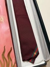 Cravatta Gucci bordeaux a righe testurizzate mai usata con scatola originale