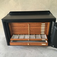 Cassaforte a Muro con Monetiere in Legno su Misura. Serratura a chiave cambiabil