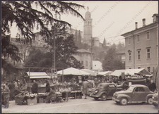 1957 UDINE Mercato bancarelle Lama Italia macchina pubblicitaria Fotografia Tino