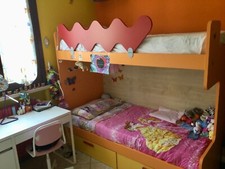 letto a castello, colore arancione, con cassettoni, doghe in legno e materassi