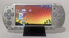 Sony PlayStation Portable PSP 2003 argento con scheda di memoria 2 GB e chager