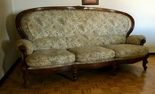 Divano 3 posti stile Luigi XV, rivestimento in stoffa e decori legno massello