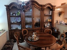 Sala da pranzo legno massello: credenza vintage, tavolo rotondo e sei sedie