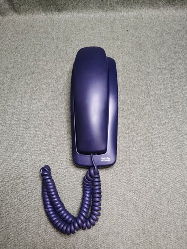 Telefono vintage blu con cavo