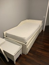 Letto singolo (inclusi materassi) + Scrivania con cassetti