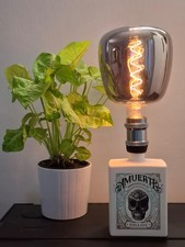 Lampada di design con bottiglia di Amuerte bianca con lampadina a specchio