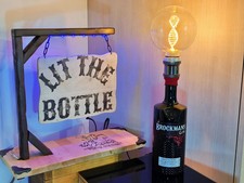 Lampada di design con bottiglia di Brockmans Gin con lampadina a spirale (DNA)