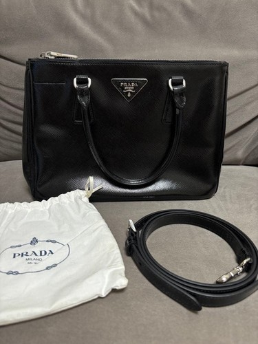 Prada black enamel gate - black,