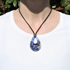 Collana con ciondolo in vetro