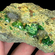 Raro granato demantoide