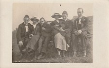 B5 - Foto Photo Fotografia Fotocartolina Anni 30 - Gruppo Giovani su Staccionata