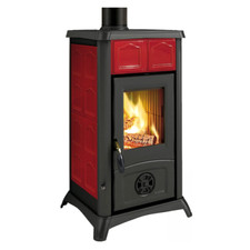La Nordica Extraflame stufa a legna Gemma con rivestimento in maiolica bordeaux